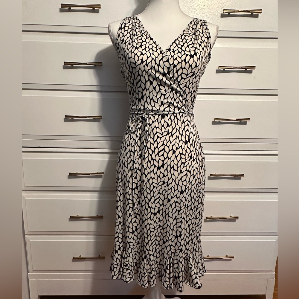 London Times Black and Ivory Leaf Print V-Neck Sleeveless Dress - Size 4